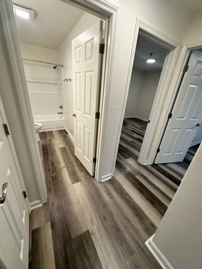 Building Photo - 1 Bedroom Available Collegiate Court  (SUB...