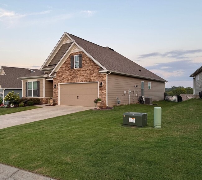 Building Photo - Beautiful 4 Bedroom Single Family Home