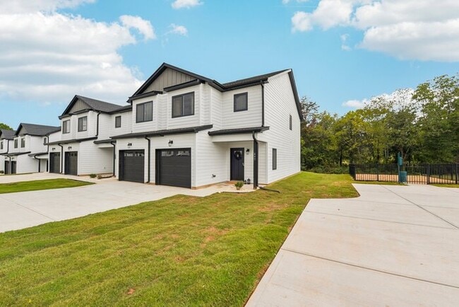 Building Photo - Brand-New Luxury Townhomes – 1st Month Fre...