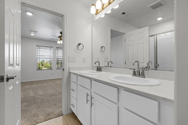 Building Photo - $2,595.00, 3 bed, 2.5 bath Townhouse in Au...