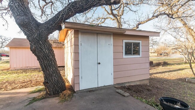 Building Photo - 1822 Greenwood Ln
