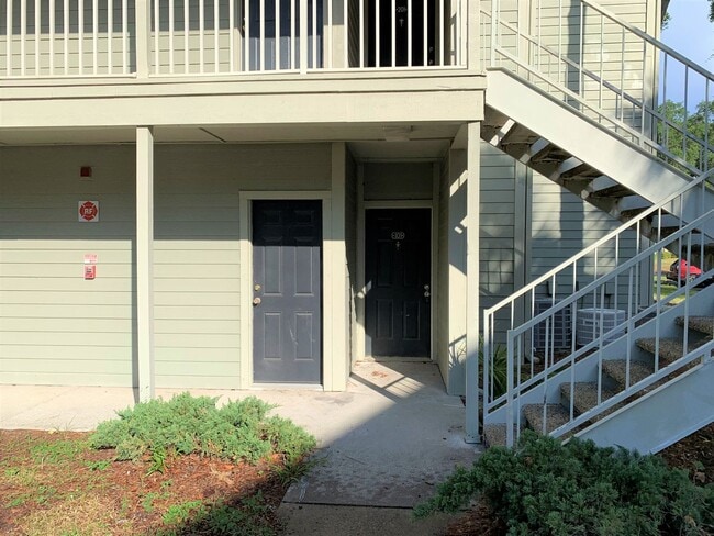 Building Photo - Great 1/1 condo in gated community!
