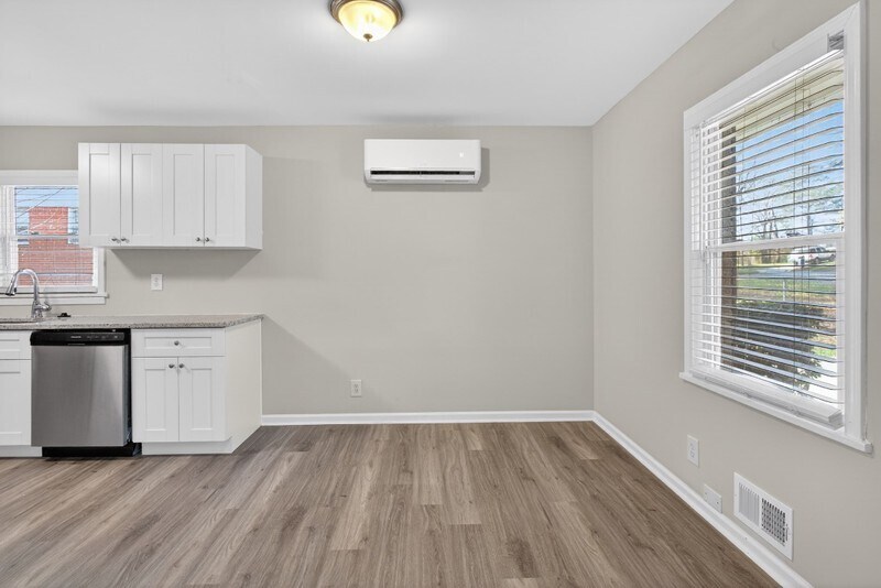 Building Photo - 586 Oakside Dr SW