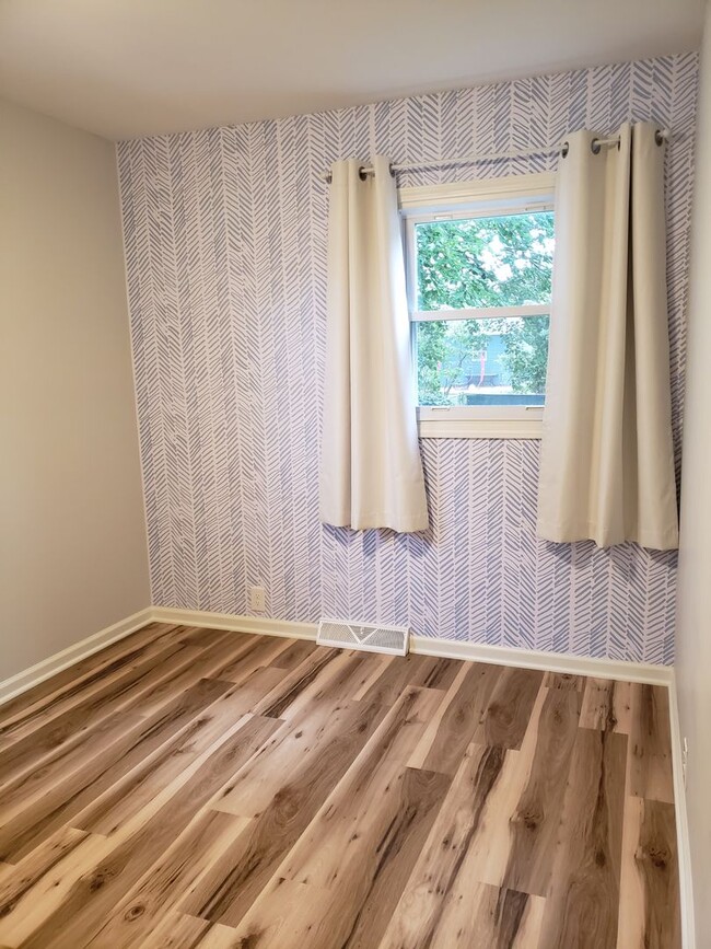 Building Photo - Newly Renovated Two Bedroom One Bath With ...