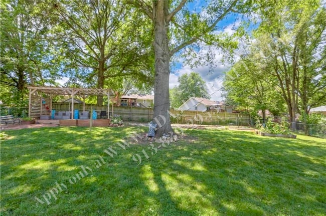 Building Photo - Beautiful 3 Bed 2.5 Bath Raised Ranch in L...