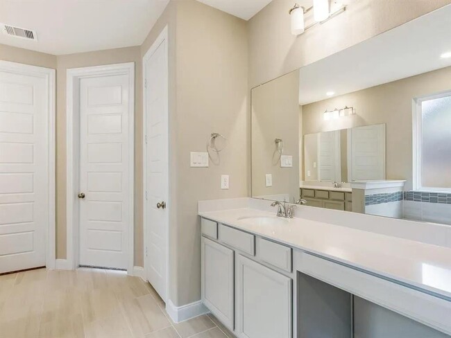 Building Photo - 7010 Lauren Oak Dr