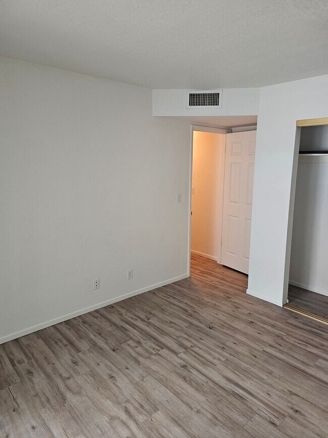 Building Photo - Unfurnished Long Term