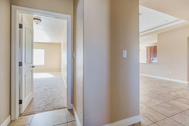 Building Photo - Modern 4 Bedroom 2 Bath Home!
