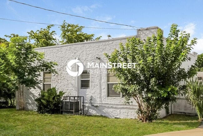 Building Photo - 3 Bedroom Pet-Friendly Home in West Palm Beach, FL with Main Street Renewal