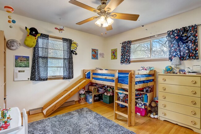 Building Photo - Charming Bi-Level Home in Sunset Village -...