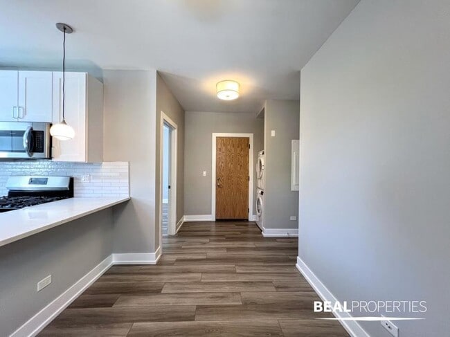 Building Photo - 1 bedroom in CHICAGO IL 60613