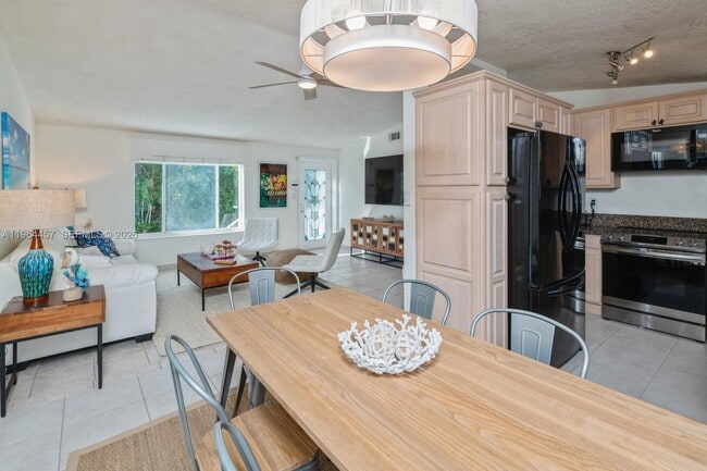 Building Photo - 133 E Silver Palm Ave