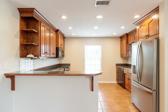 Building Photo - Luxurious 3 Bed/2 Bath Home with Modern Am...