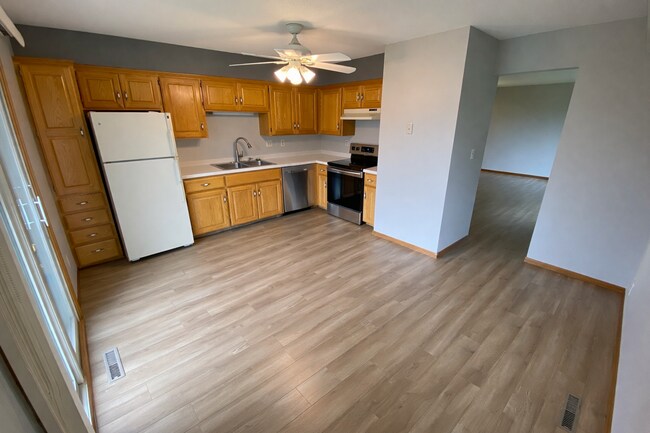 Building Photo - Updated 2br/1ba Townhome in Apple Valley - $500 off first months rent if you move in by 5/1