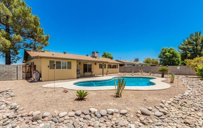 Building Photo - Updated 3bd w/ pool  51ave Bell