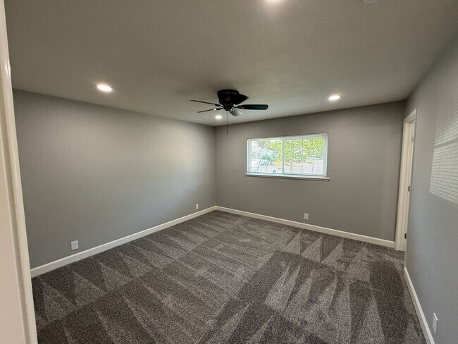 Building Photo - Newly remodeled 3 bedroom in the heart of ...