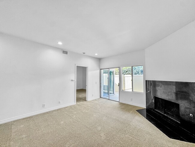 Building Photo - Great 3B/2BA Condo in La Jolla!