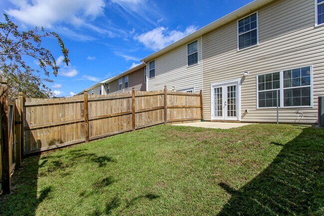 Building Photo - Enjoy this beautifully updated 3 Bed/3 Bat...