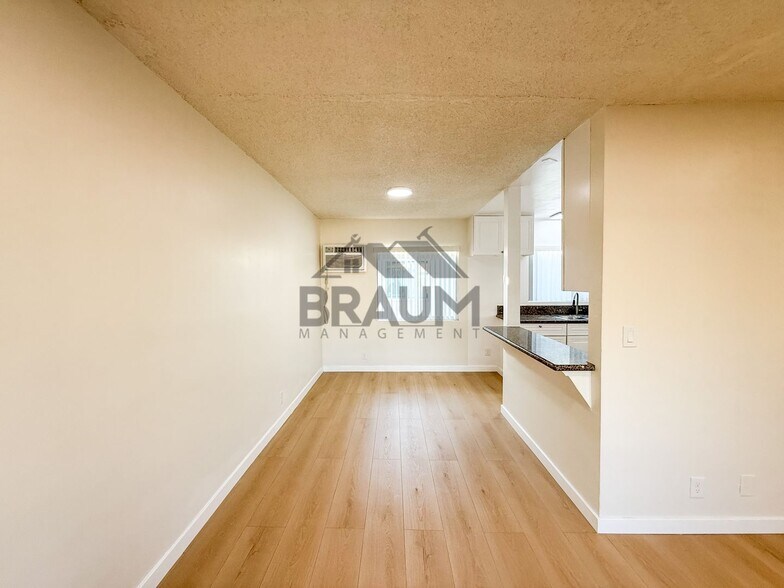 Building Photo - 13115 Oxnard St