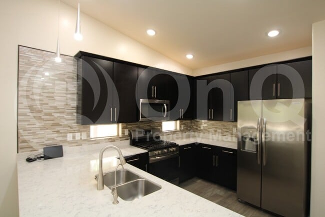 Primary Photo - 5420 W Desert Hollow Dr