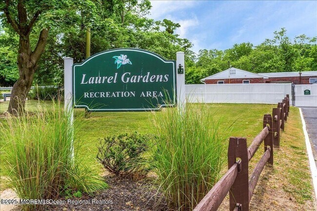 Building Photo - 10 Laurel Pl