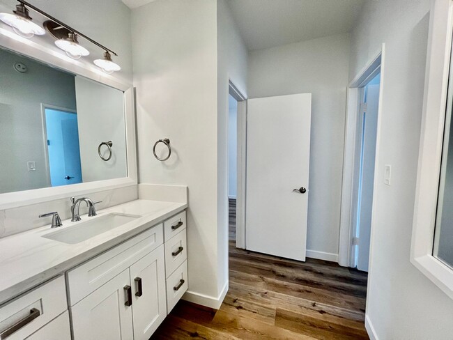 Building Photo - Recently Remodeled Spacious 1Bed/1Bath wit...