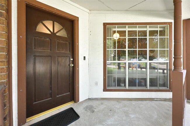 Building Photo - 2215 Saradon Dr