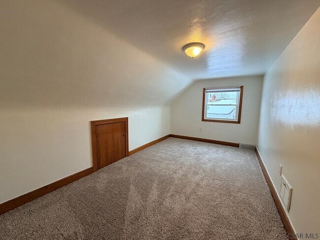 Building Photo - R247 Darr St