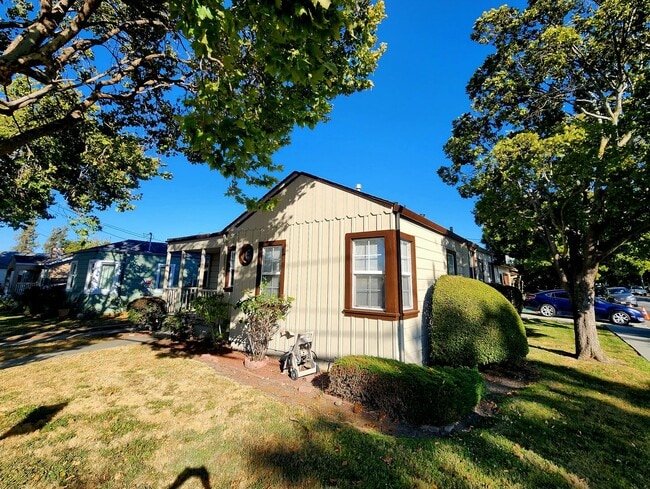 Building Photo - two bedroom duplex