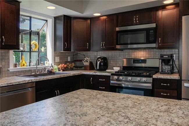 Building Photo - 822 Shadowood Ln SE