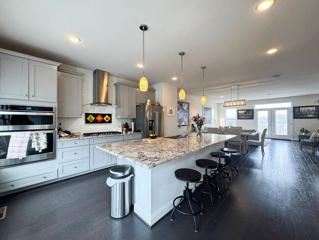 Building Photo - Fantastic 4 Bed 3.5 Bath End Unit Townhome In Potomac Shores Town Center