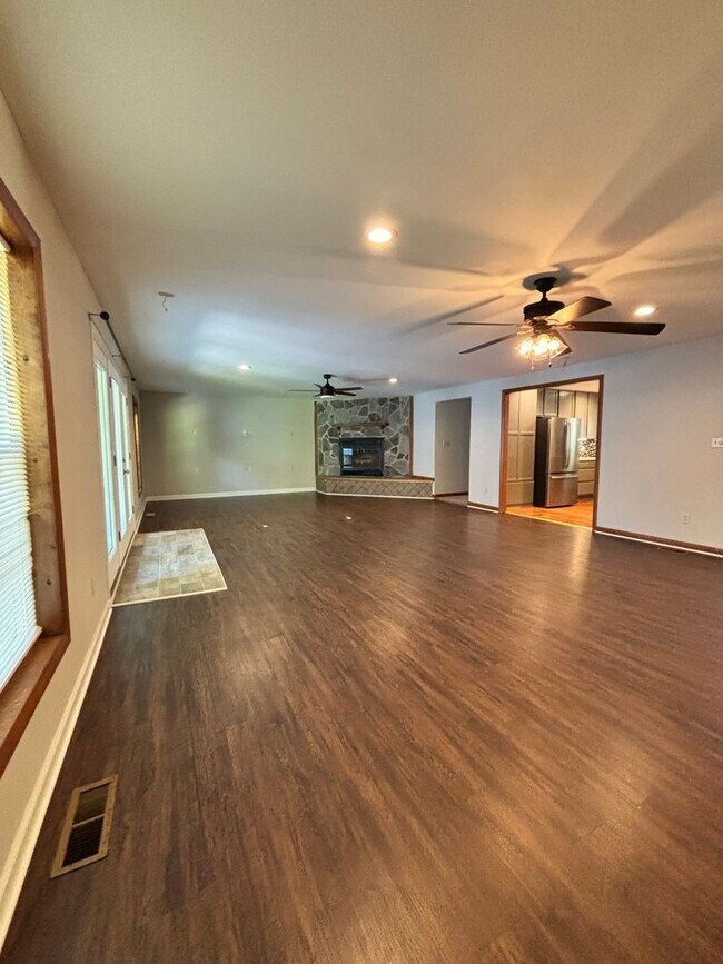 Building Photo - 805 Gardenview Dr
