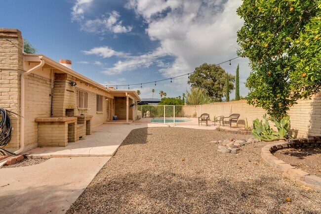 Building Photo - Great East Side Location 4 Bed/2 Bath Home