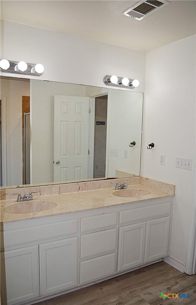 Building Photo - 2105 Merle Dr