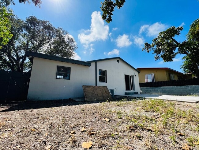 Building Photo - Fabulous Renovation! Gorgeous Three Bedroom and One Bath Home!