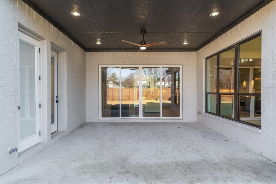 Building Photo - 3311 Regent Dr
