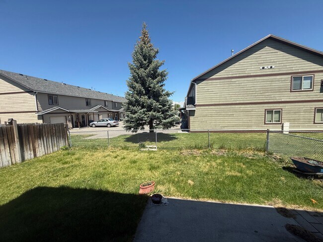 Building Photo - 913 Cardinal Dr