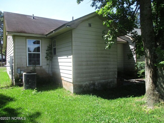 Building Photo - Nice two bedroom two bath duplex that is j...