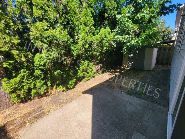 Building Photo - 1ST MONTH FREE- 4 Bedroom Home Near Brentw...