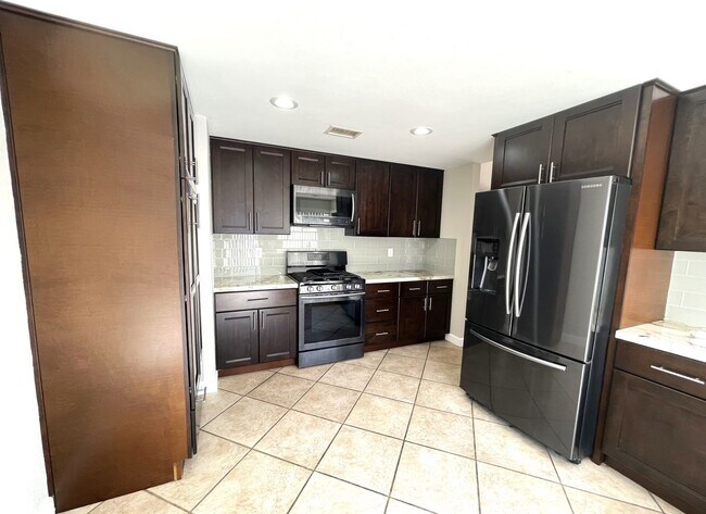 Building Photo - 1525 W Country Club Ln
