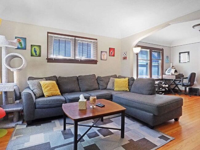 Building Photo - 1-Bedroom Side by Side Duplex in South Min...