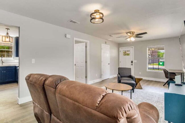 Building Photo - Charming 3-Bedroom, 2-Bath Home Near Downtown Pensacola