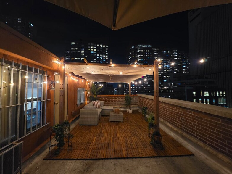 Building Photo - 458 W 52nd St