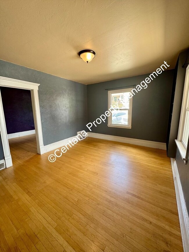 Building Photo - 5 bedroom 3 bath house with fenced yard