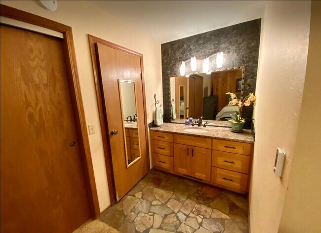 Building Photo - 12250 Snowpeak Way
