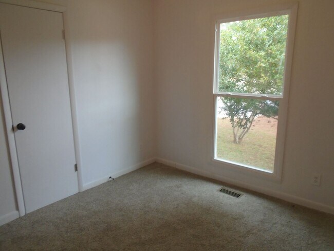 Building Photo - Renovated 3BD/2BA Single Family Home Avail...