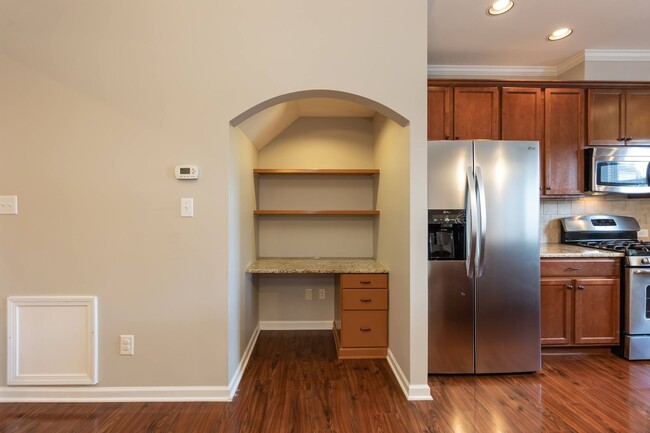 Building Photo - GORGEOUS Well maintained Two Bedroom Townhome!