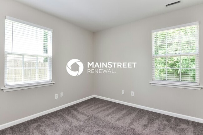 Building Photo - 4 Bedroom Pet-Friendly Home in Fuquay-Varina, NC with Main Street Renewal