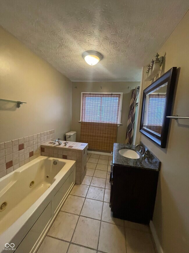 Building Photo - 117 E 36th St