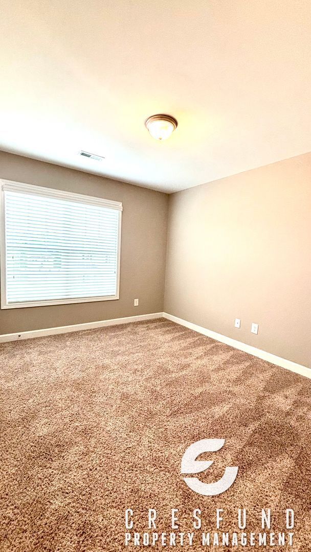 Building Photo - Spacious, Stylish & Close to It All – 3 Be...